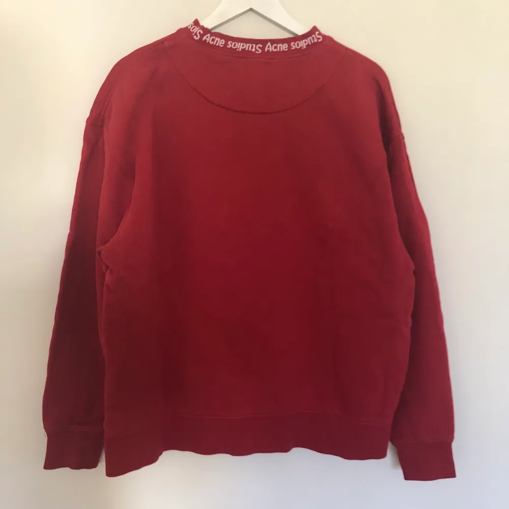 Acne Studios navid sweatshirt i fin röd färg. Den är storlek XS men är väldigt oversized. . Tröjor & Koftor.