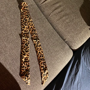 Band - Aldrig använd. Kan snurras fint på en väska eller ha knuten i håret