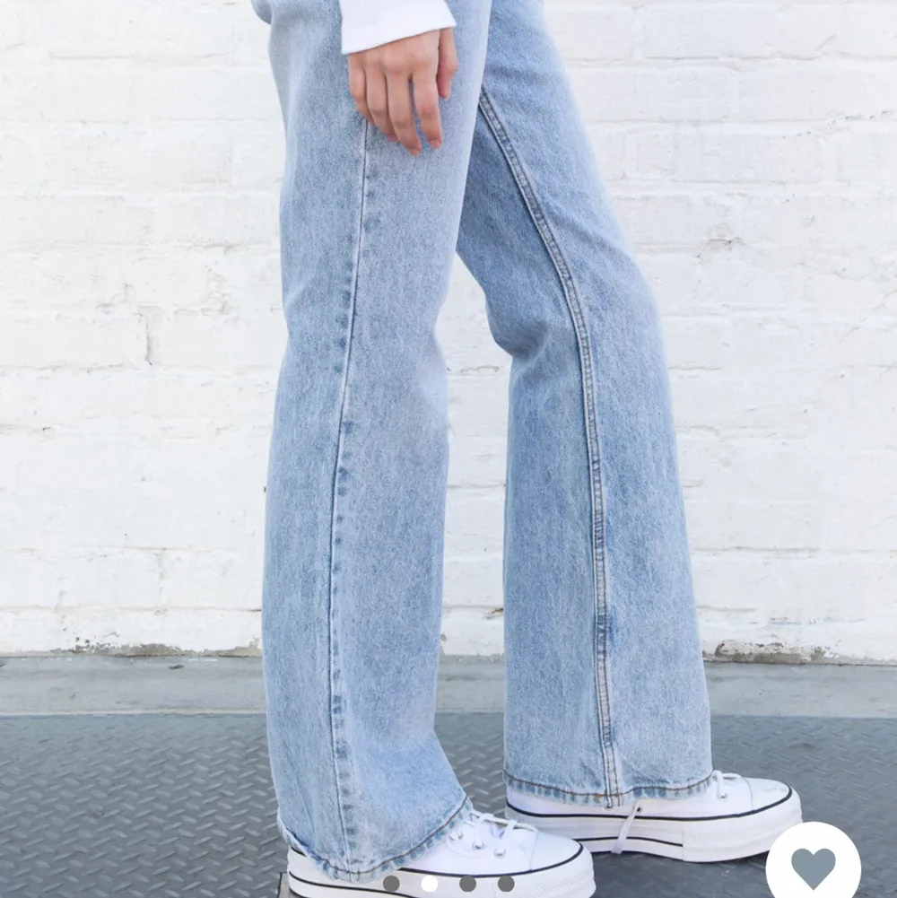 Jag säljer mina ”quinn jeans ” från brandy Melville för de var lite för små . De är i storlek S men skulle mer säga att de är som xs. Skriv till mig för mer bilder . Jeans & Byxor.