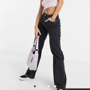 Raka jeans - Säljer de pga att de är för stora! Svarta raka jeans från asos! superfina men tyvärr för stora. Aldrig använda och har lappen kvar!💘💘