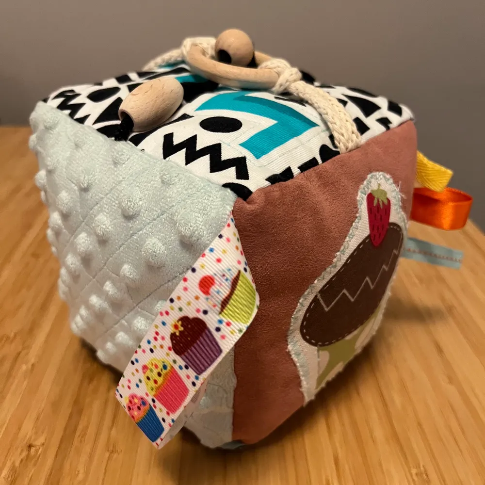 Handmade, various textures (suede, organic cotton jersey - 95% cotton, 5% elastan -, velvet) montessori cube for babies, stuffed with fibre. An amazing toy to help developing baby’s senses and coordination.. Övrigt.