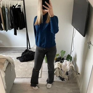 Mörkblå hoodie storlek S - Jättefin mörkblå hoodie från Cubus. Hoodien är i storlek S  och är i fint skick, fläcken man ser i mitten av hoodien är bara vatten!! Jag säljer den för att den inte kommer till andväning längre. 69kr +frakt, originalpris 399kr!!