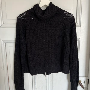 Svart tröja storlek M - Hej! Säljer denna svarta tröja pga att den ej kommer till användning längre.  Men är i ett fint skick!