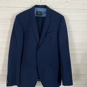 Kostym Digel - mellan blå  - Kostym i mycket bra skick - endast använd ett fåtal gånger. Kemtvättad. Slim fit 