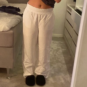 Linnebyxor - Säljer mina vita linnebyxor som är använda endast någon enstaka gång förra sommaren. Om det är många som är intresserade blir det budgivning!!⚡️