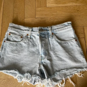 Levi’s-Shorts - Säljer mina fina Levis-shorts i fint skick! Köparen står för frakt📦