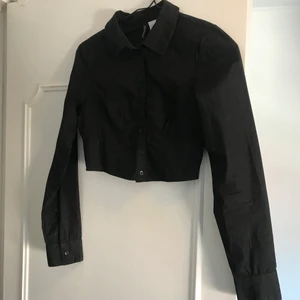 Korsett skjorta - Korsett liknande långärmad mjuk skjorta. Svart. Använd en gång. Är en aning croppad. Skitfin passform 