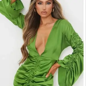 Snygg grön sidenklänning med urringning. Oanvänd 