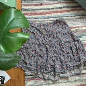 Söta sommarkjolar! - Kjolar i otroligt mjukt material🌸 Supersöta, hela och rena💞 Perfekta för sommaren!