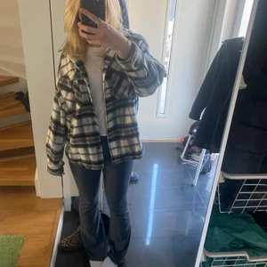 Rutig jacka - Cool rutig jacka från zara❤️‍🔥 Kan också va så snygg till en kjol eller över en klänning!!