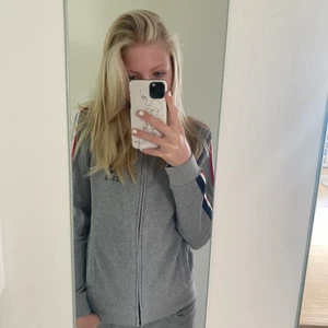 Tröja  - Fin tröja från kidsbrandstore. Köptes för 2 år sedan men inte använd en enda gång så därför säljer jag den. Köpte för 799 men säljer för 300❤️ så fin med en vit t-shirt under❤️