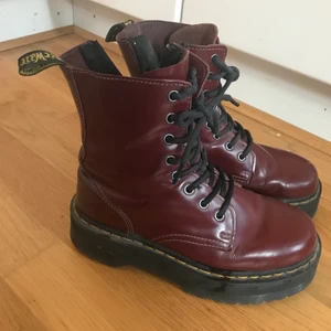 Dr martens cherry Jadons  - Sparsamt använda dr martens cherry jadons - en lite reva på ena tån. Annars i fint skick. Frakt tillkommer. 