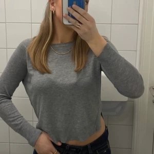 Tröja - Grå skit snygga tröja från zara! 75 kr+frakt💕