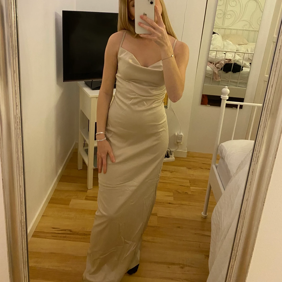 Champagne silkes balklänning  - 90