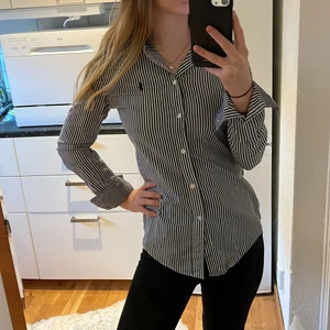 Ralph Lauren skjorta storlek 2  - Knappt använd, storlek 2 men skulle säga att det är en XS/S, slim stretch modell 
