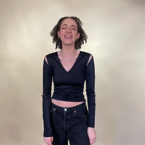 Snygg 90-tals topp med cut outs - Jättecool långarmad topp med cut outs på armbågar och axlar. Älskat denna!