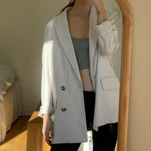 Beige kavaj (oversized) - Jättefin beige kavaj från H&M som är oversize i storleken och i stort sett oanvänd ✨ 