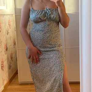 Sommarklänning - Säljer den här jättefina sommarklänningen. Storlek s, passar väldigt bra till sommaren. Väldigt tunt material så den är väldigt skön att ha på sommaren.