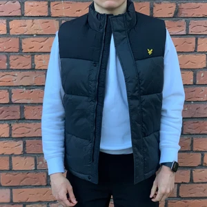 Lyle & Scott - Aldrig använd Lyle & Scott väst. Glömde bort att skicka tillbaka den. Nypris 1200kr men säljer för 1000kr och jag står för frakten.