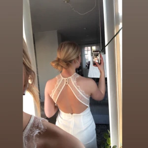 Studentklänning - Jättefin klänning med öppen rygg som passar perfekt till student eller skolavslutning💘 endast använd 1-2 gånger, dock finns en pytteliten fläck på framsidan som knappt är synlig, kontakta för fler bilder🧡🧡🧡