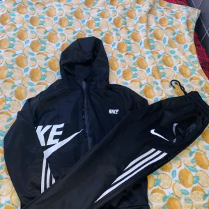 dress - Byxor och tröja mjukisar 😀 står storlek L men storleken lurar vet inte om det är originellt Nike ! 