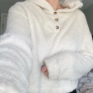 Supermysig och skön tröja!😍 - En superskön och mysig tröja i storlek M, Vit/Beige med fina knappar på. FLUFFIG 😍 (ifrån shein, men är helt slutsåld)