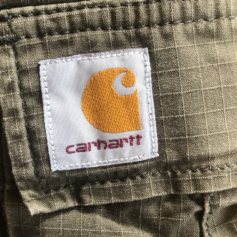 Carhartt Cargo Shorts i mycket bra kvalitet och skick. Nypris 999kr. . Shorts.