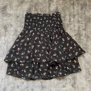 Säljer min älskade kjol från BikBok. Supersöt och perfekt till sommaren.❤️❤️
