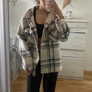 Kappa - Säljer denna kappa från boohoo i stolek 34, köp dirket för 120+frakt. Bara att skriva vid frågor eller fler bilder 🤗