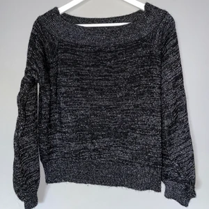 Glittrig tröja  - Svart glittrig tröja ifrån okänt märke. Skön, stretchig och vid i kragen / off-shoulder.
