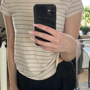 Hm randig T-shirt strl xs  - En enkel ljus randig T-shirt ifrån hm. Ljus beige med mörka ränder. Tunn och skön i jättebra skick. 