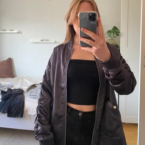 Bomberjacka  - Säljer denna bomberjacka från NA-KD. Använt ett fåtal gånger. Frakt tillkommer på 62kr!