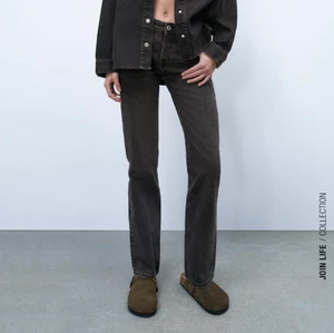 Jeans  - Slutsålda jeans från zara i storlek 36. Lånade bilder från zara. Oanvända med prislapp kvar. Säljer på grund av att de är försmå för mig.