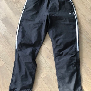 Adidas dress träningsbyxor - Fint skick på träningsbyxorna från adidas. Är byxor från en dress dvs gar jackan till salu oxå. Upplever de som L-Xl trots att det står M