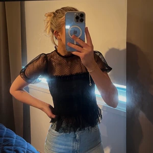 Topp - Superfin topp från NAKD, finns inte längre kvar på hemsidan💘 Säljer då den inte kommer till användning tyvärr, och är bara använd vid 1-2 tillfällen så den är som ny!💛 Fler bilder finns att skicka privat vid intresse💘