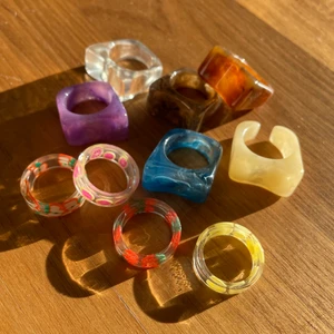 Ringar - Jättefina ringar som tyvärr inte passar på mig:( färglada och perfekt nu inför våren/sommaren😊 10kr/st eller 5 för 35kr🥰 fruktringarna är ca 1,7 i diametern, resterande är ca 1,8 i diametern. ❌OBS, fruktringarna + lila, gula och ljusbruna ringarna sålda❌