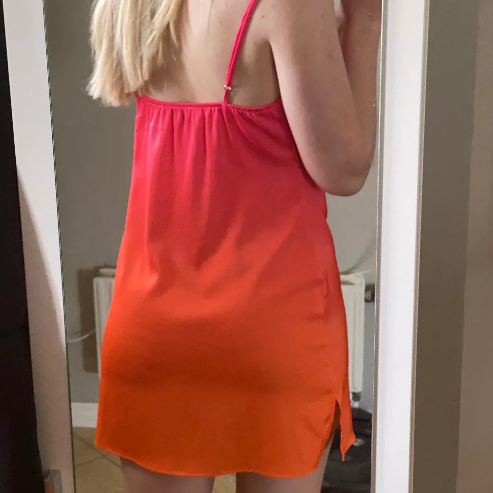 Satin klänning från Bershka i färgerna rosa och orange. Säljer pågrund av för liten för mig. Perfekt till sommaren, jag är 166cm lång och längden är bra för mig. Ny pris 199kr säljer för 99kr 💓💓💓💓 många är intresserade så dirkeköp 149kr . Klänningar.