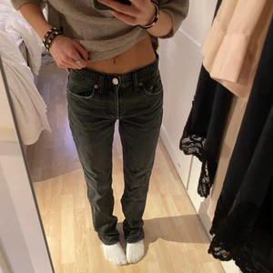 Zara midrise jeans  - Säljer dessa sjukt snygga och eftertraktade svarta midrise jeansen från zara💕 använda fåtal gånger!