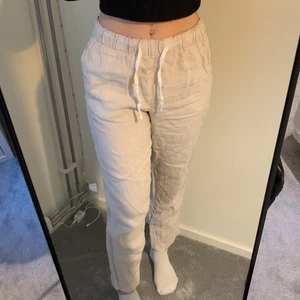 Linnebyxor - Säljer dessa jättefina linnebyxor ifrån hm. Köpte dom förra sommaren men dom är knappt använda. Jättebekväma och sitter jättefint på. Jag är 168cm som preferens