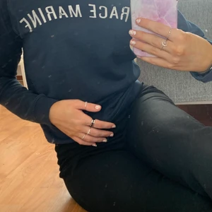 Mörkblå sweatshirt  - Märkblå härlig långärmad tröja. Storleken är 34 och har inga skador på sig. Väldigt skön men tyvärr inte kommit till användning då det inte är min stil. (Säljes självklart nytvättad)🫐