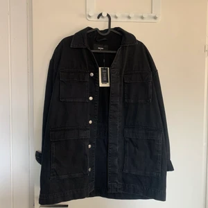 Cool jeansjacka, stl M - Oanvänd jeansjacka från Bik bok, strl M. Passar perfekt för mig som är 1.75 lång. Vill ha 250 för den. Bjuder på frakten! 