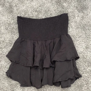 Kjol - Svart kjol från SHEIN. Stl S passar mig som är 158cm lång. Köpt i somras, är som ny. Säljer den för 50kr plus frakt.