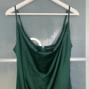 Klänning från prettylittlething  - Använd en gång! Är som ny, i satin material