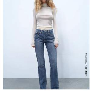 Slutsålda Zara jeans i modellen Jeans straight. Midjan är mid rise/ waist! Skriv för mer bilder. Orginalpris: 359 och inte använda, pris kan diskuteras