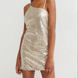 festklänning  - säljer min fina guldiga paljettklänning i storlek s! använd endast en gång! pris 180kr💕