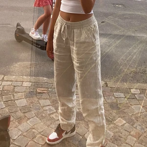 Linnebyxor  - Säljer ett par linnebyxor igen på grund av oseriös köpare. Ena snörets metall är borta annars väldigt bra skick. Perfekt för sommaren strl Xs. Priset som du budar + frakten 62kr. Dirket pris 380kr! 