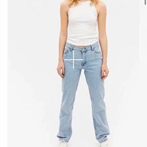 Låga jeans - Säljer dessa skitsnygga ljusblåa jeans som är typ mid Waist! Aldrig använda, bara provade, och har aldrig kommit till användning:(