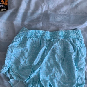 Blåa tunna shorts - Blåa tunna shorts, skönt när det är varmt ute!