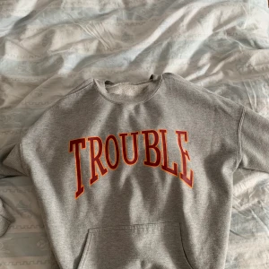 Trouble hoddie  - Jätte snygg gå hoodie som man kan välja om man vill ha luvan eller inte. Väldigt unik och super snygg! Köparen står för frakten!