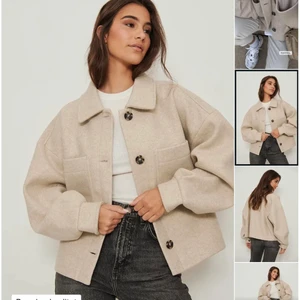 Oversized kort kappa  - Jätte fin oversized beige kappa som passar jättebra nu till våren och sommaren , aldrig använd. Det är en storlek 34, men skulle säga att den även skulle passa en 36:a och 38: då den är Oversized. Utgångspris 879kr. Frakten ingår inte